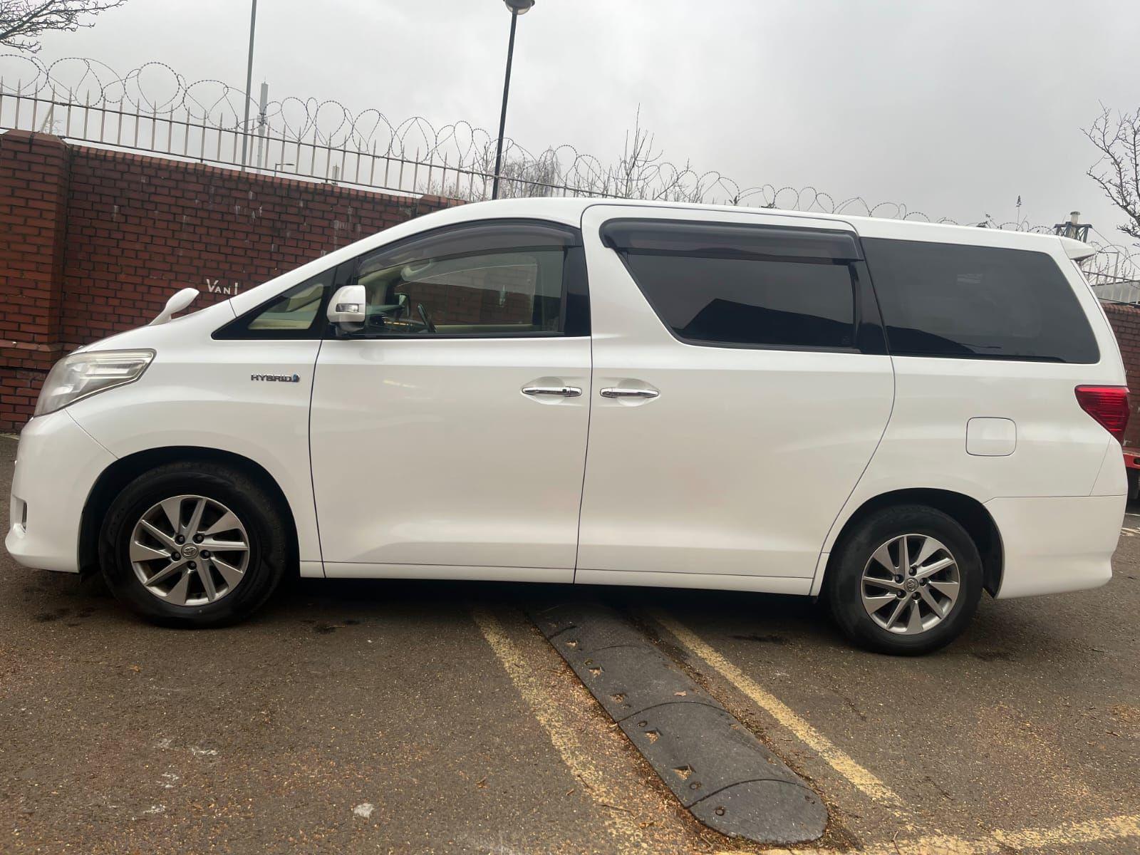 Toyota Alphard - 2.4 Hybrid 7 Seats ULEZ Sunroof Image